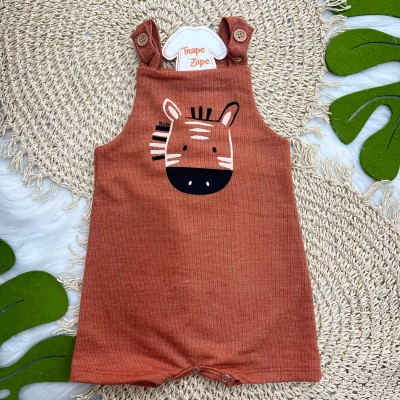 Jardineira Zebra Ferrugem e Camiseta Off 